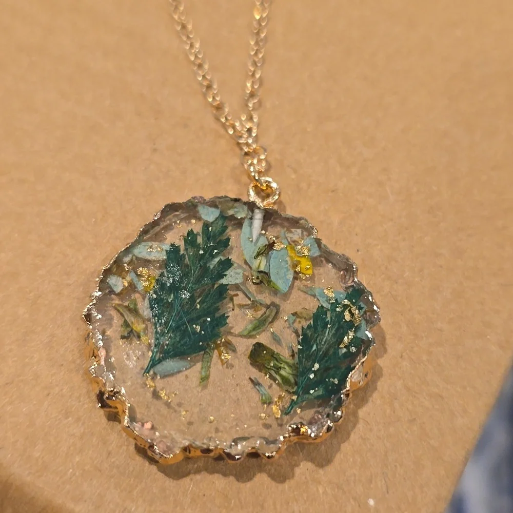 ❤️10/$40 new Gold Floral Pendant Necklace